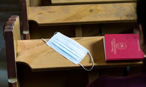 För att förhindra smittspridning behöver vi anpassa begravningsgudstjänsten. Vi hjälper dig att utforma en begravning som både är fin och meningsfull och som kan genomföras på ett ansvarsfullt sätt.