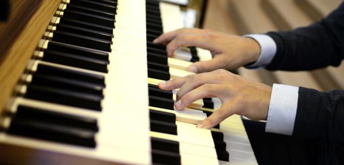 Musiken är en stor och viktig del i församlingslivet. Som församlingsbo och besökare finns det goda möjligheter att njuta av härliga musikupplevelser i våra kyrkor - oftast helt utan kostnad. Hoppas du finner något som passar dig.
