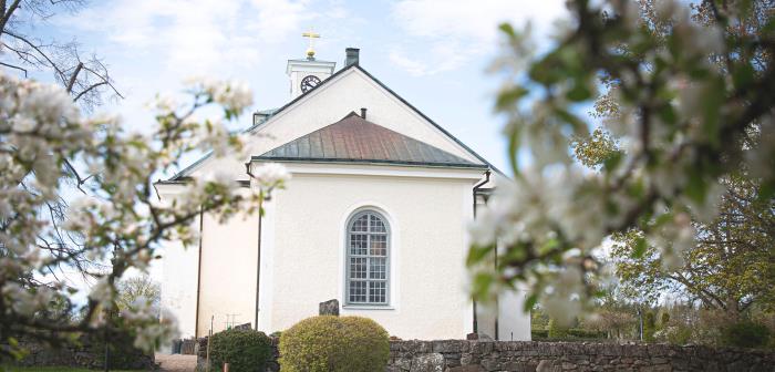 Vill du boka ett dop, gifta dig, prata med en präst, har du frågor om gravar eller undrar du något om Aspelands pastorats verksamhet?