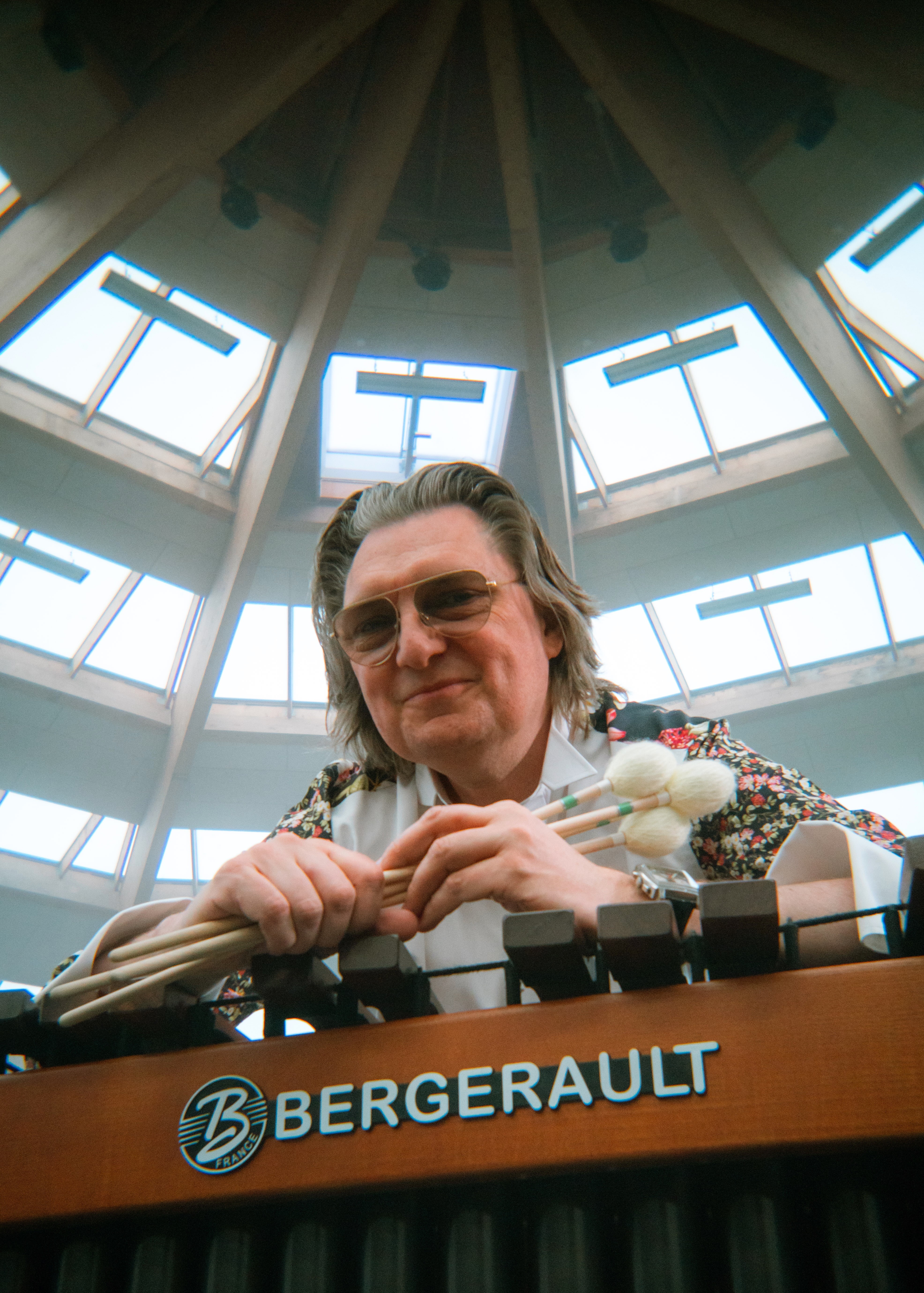 Musikern Daniel Berg vid sin marimba.