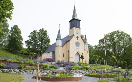 Jonsereds kyrka och kyrkträdgård