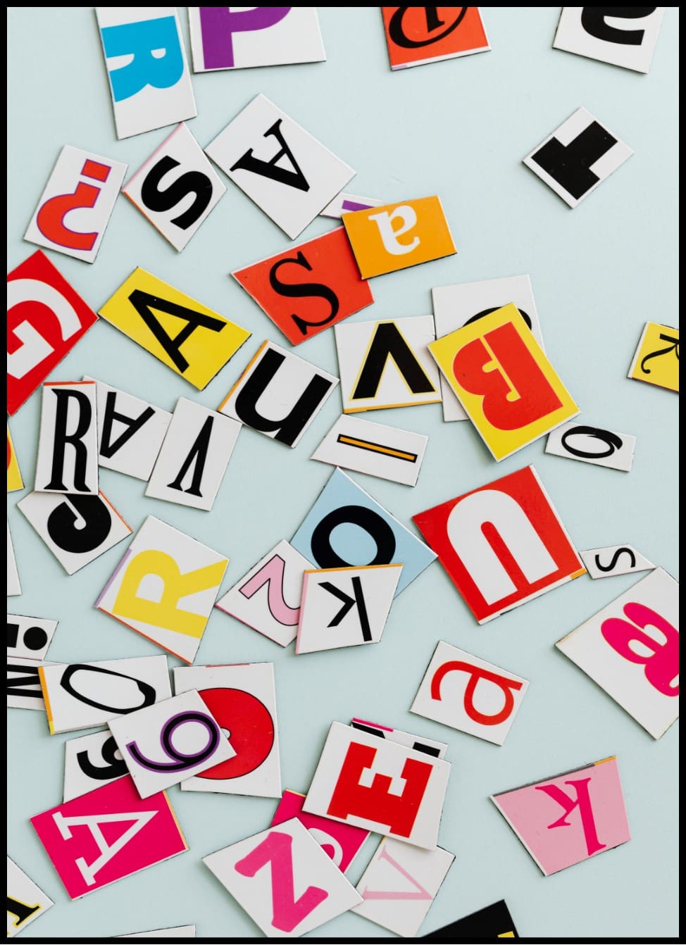 Bokstäver utlagda på ett bord