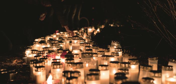 Kom och upplev stämningen och stillheten i kyrkan och på kyrkogården under Allhelgonahelgen 30 oktober-1 november!