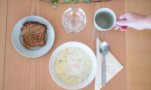 Beställ pastoratets goda hemlagade soppa och få den levererad till dörren! Soppa, bröd samt kaka.