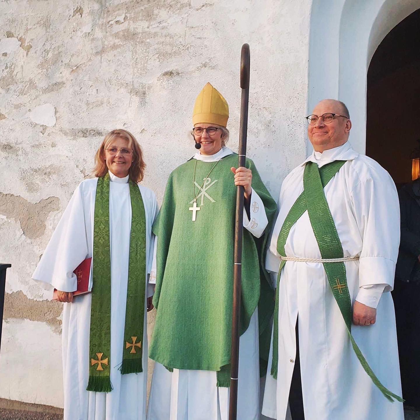 Kontraktsprost Sara Jacobsson Grip, biskop Karin Johannesson och kyrkoherde Mikael Arnqvist