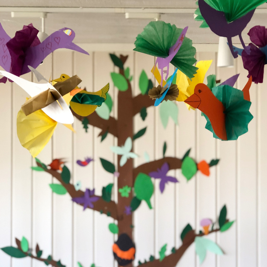 Barnpyssel hänger från ett tak i en församlingslokal.