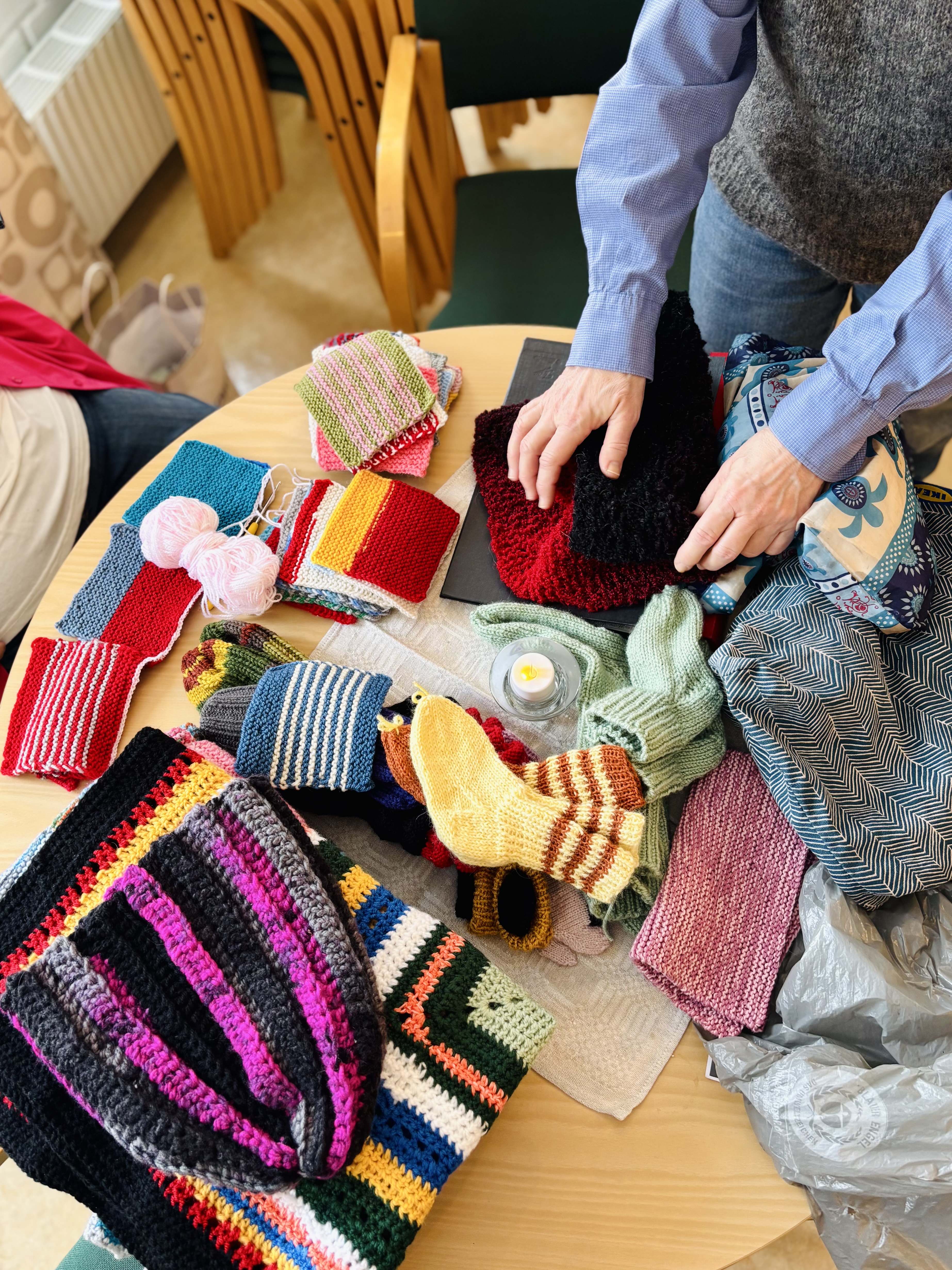 Alster från Tierps stickcafé utlagda på ett bord.