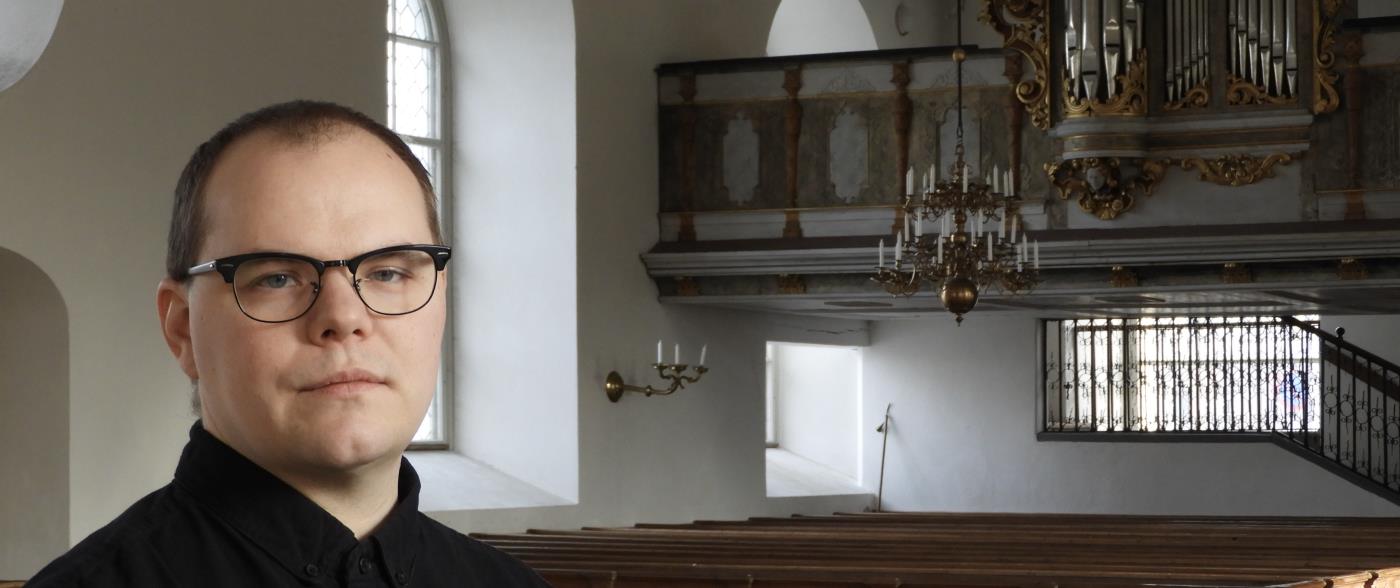 Organist Lukas Arvidsson spelar på och berättar om den världsberömda orgeln från 1728 i Lövstabruks kyrka. Kyrkan är öppen för andakt och besökare samtliga helger under adventstiden.