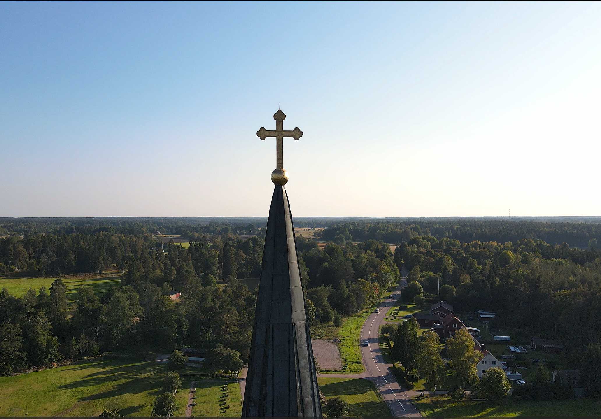 Drönarbild på Västlands kyrktorn med utsikt över bygden.