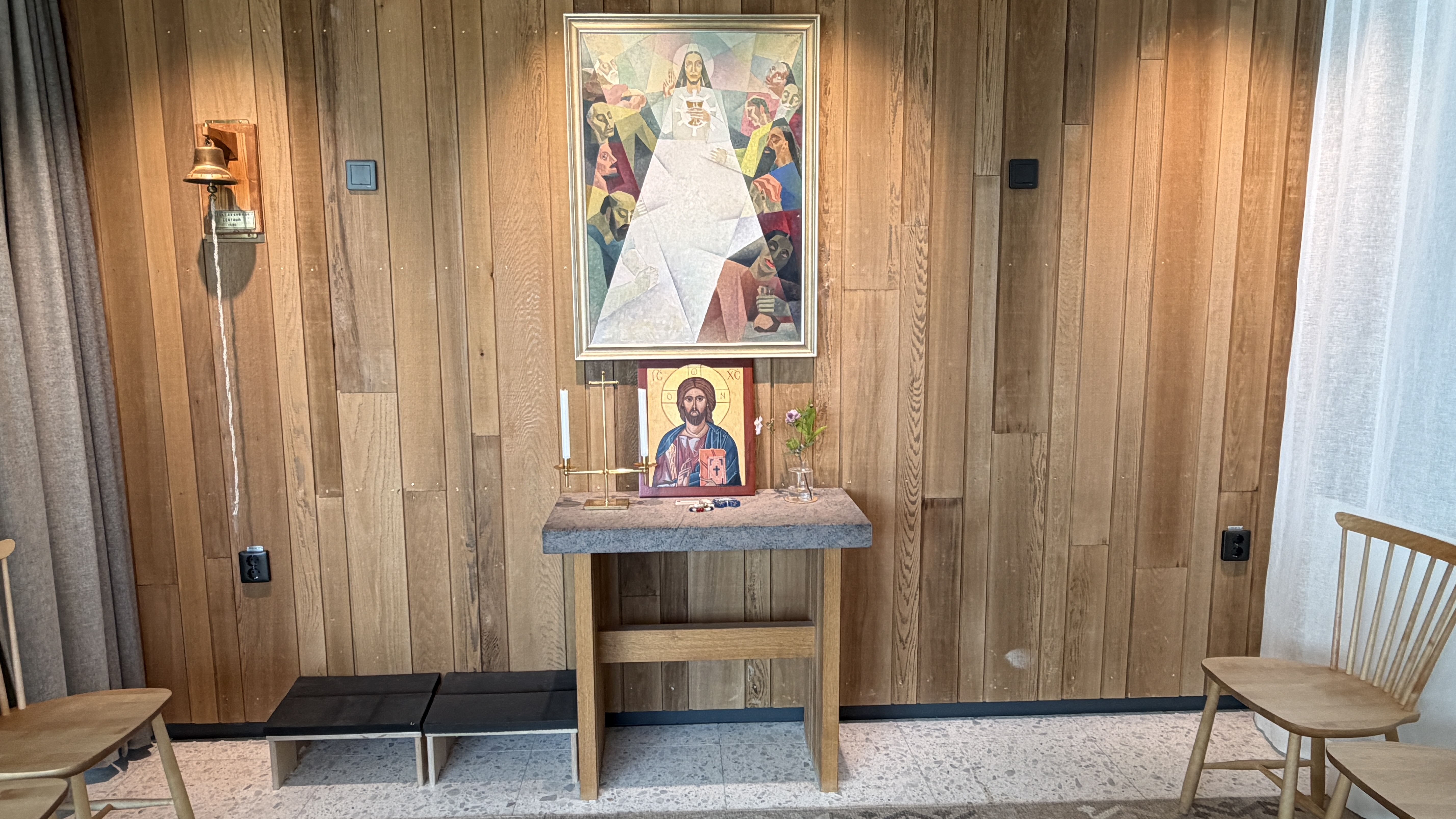 Andakthörna med altare och tavla.