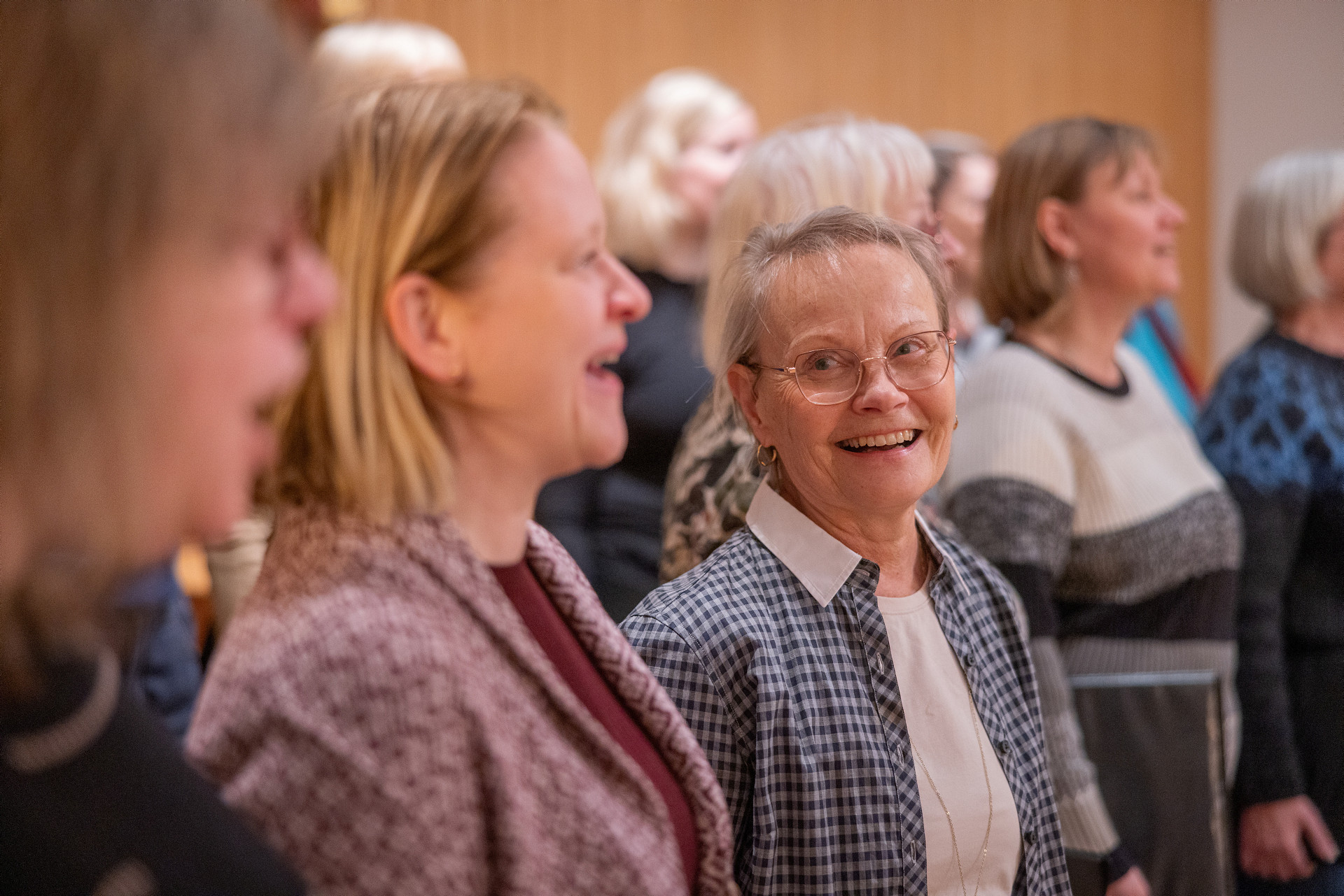 Vuxenkör, två kvinnor i närbild.