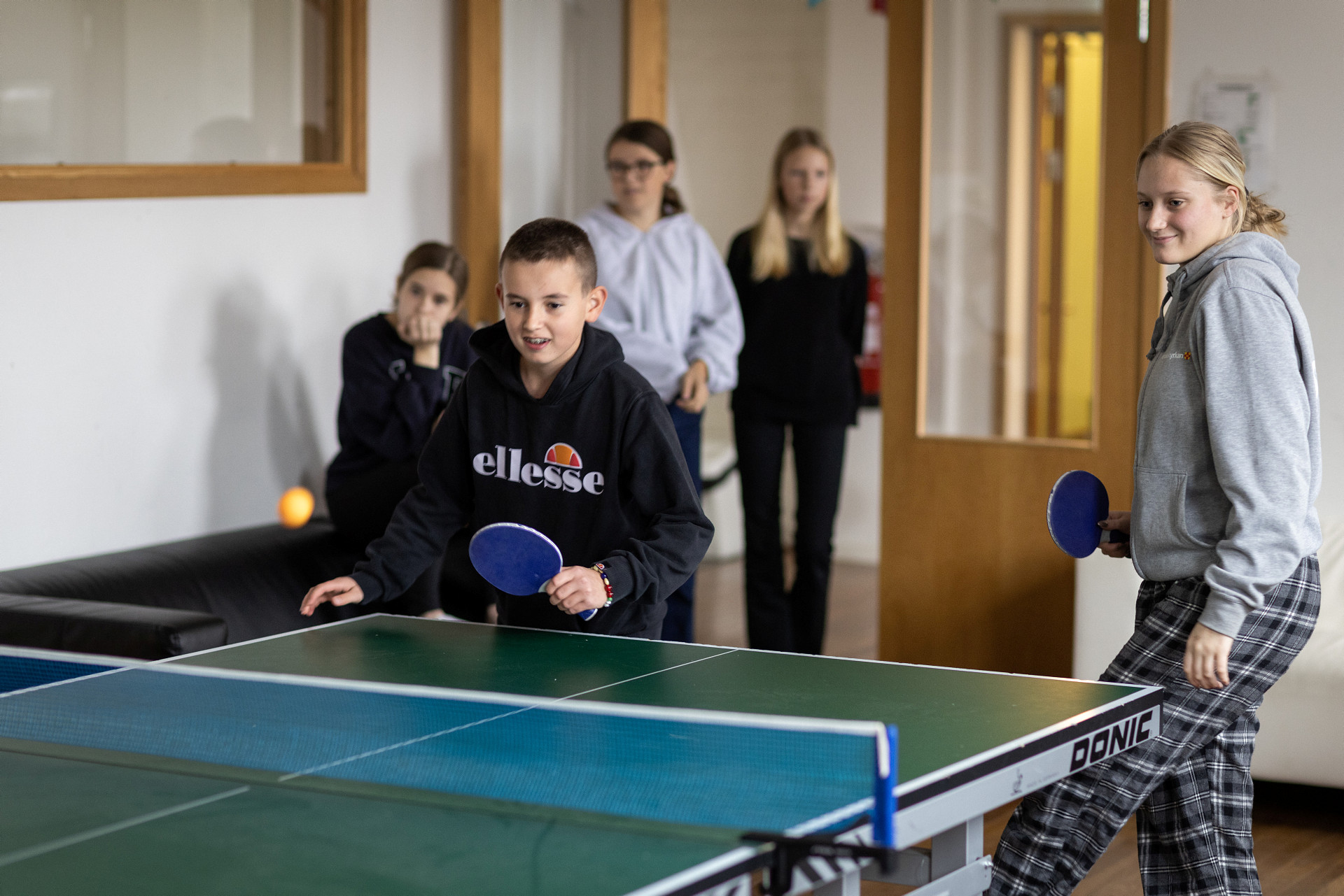 Ungdomar spelar bordtennis.