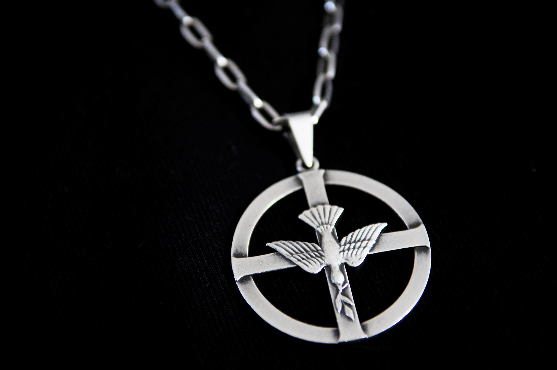 Diakonemblem på svart botten.