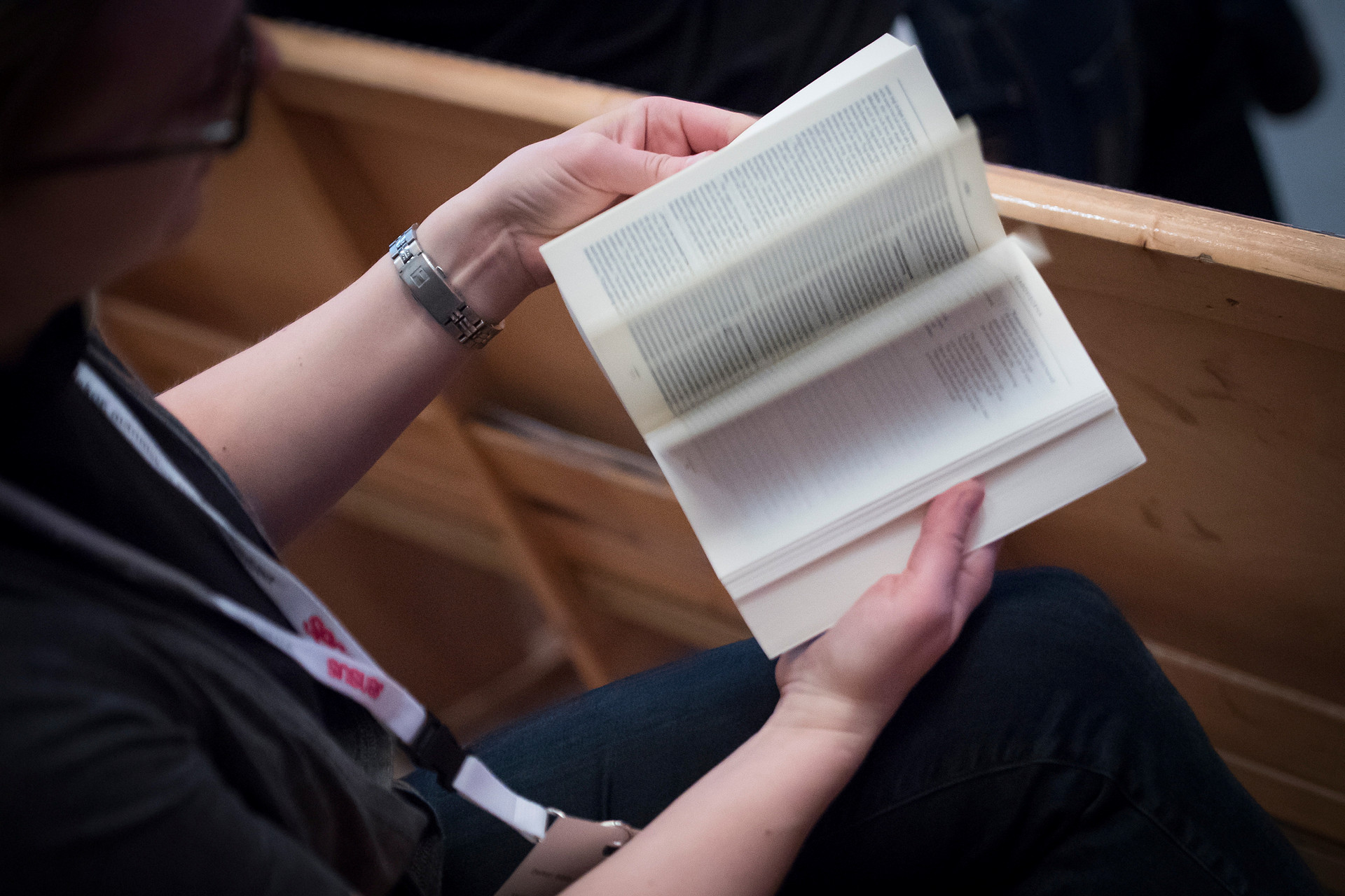 Bibelstudium, bläddra i Bibel.