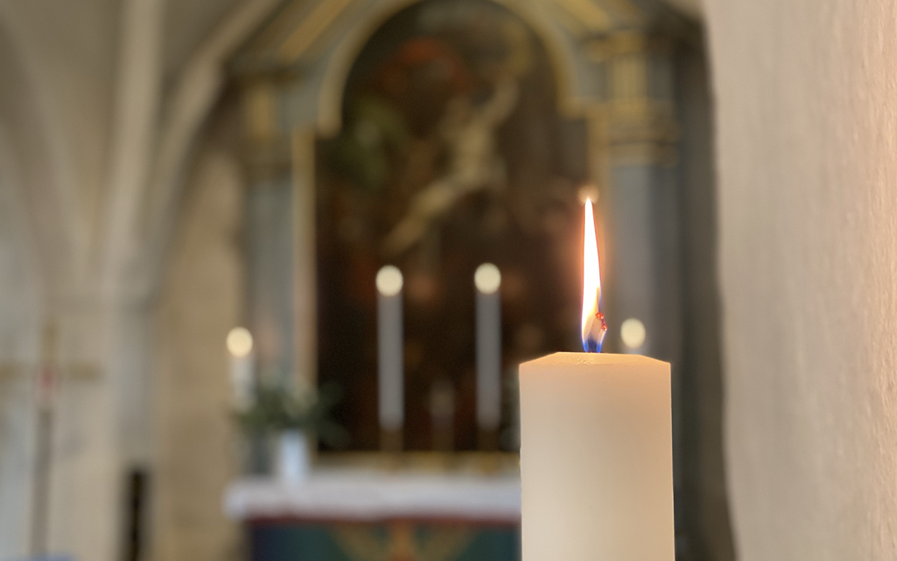 Tänt ljus i Söndrums kyrka.