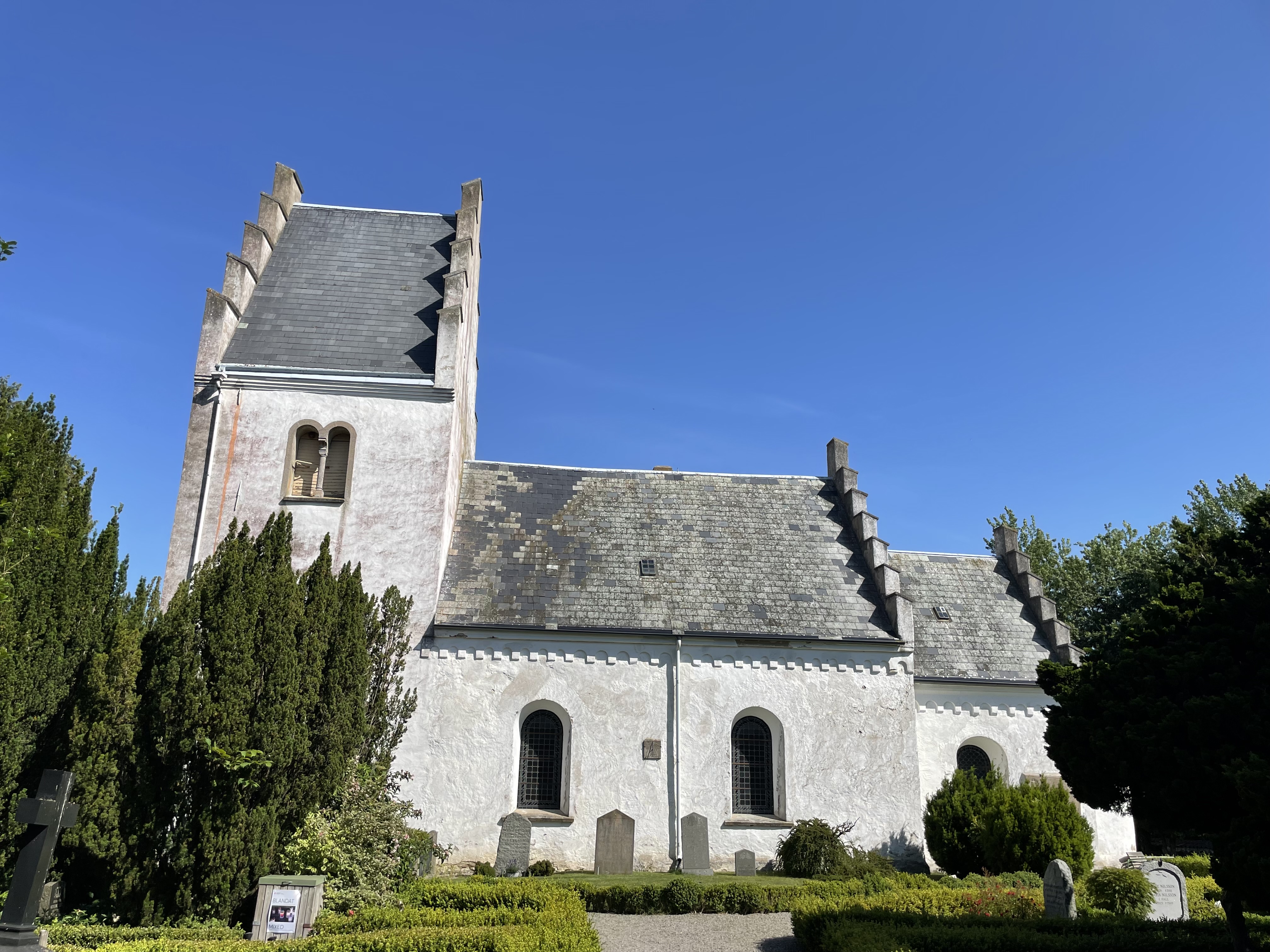 Vit Kyrka med grått tak.