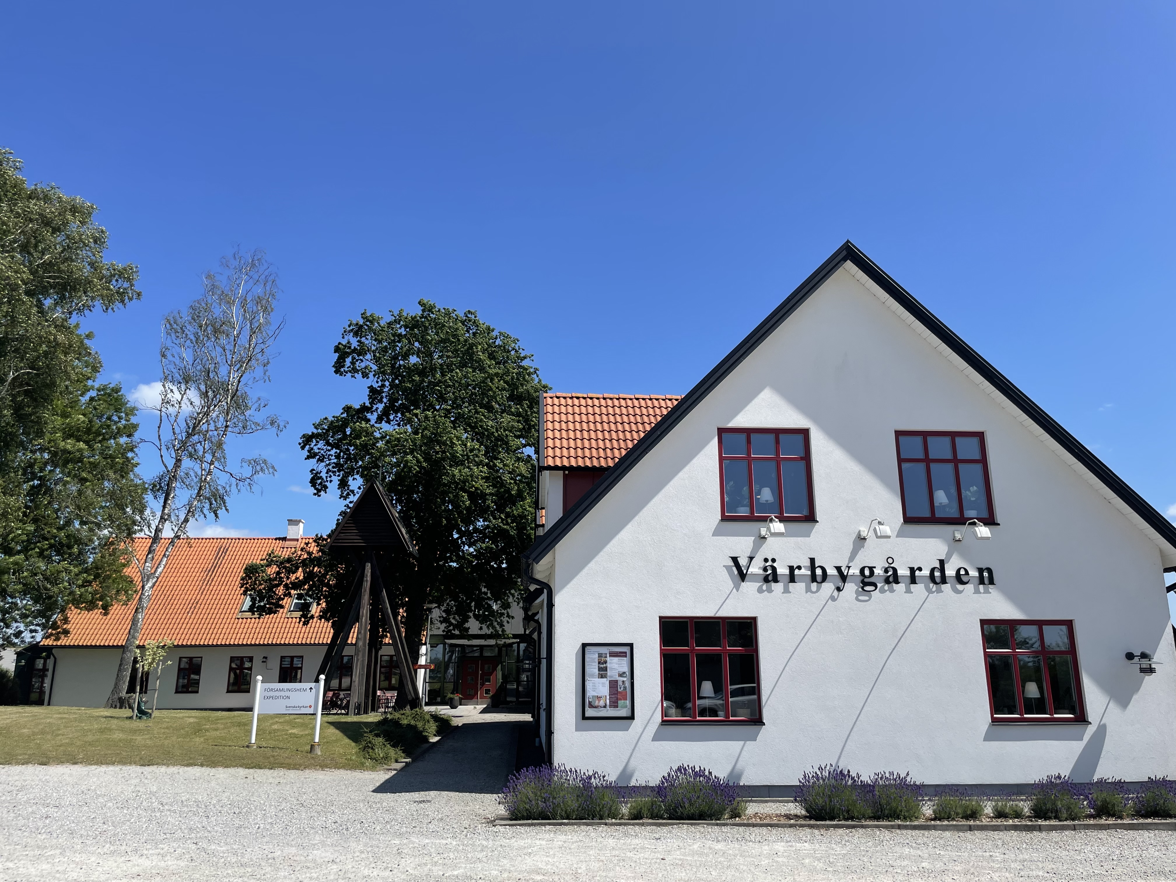 Två vita byggnader som är ihopbyggda.