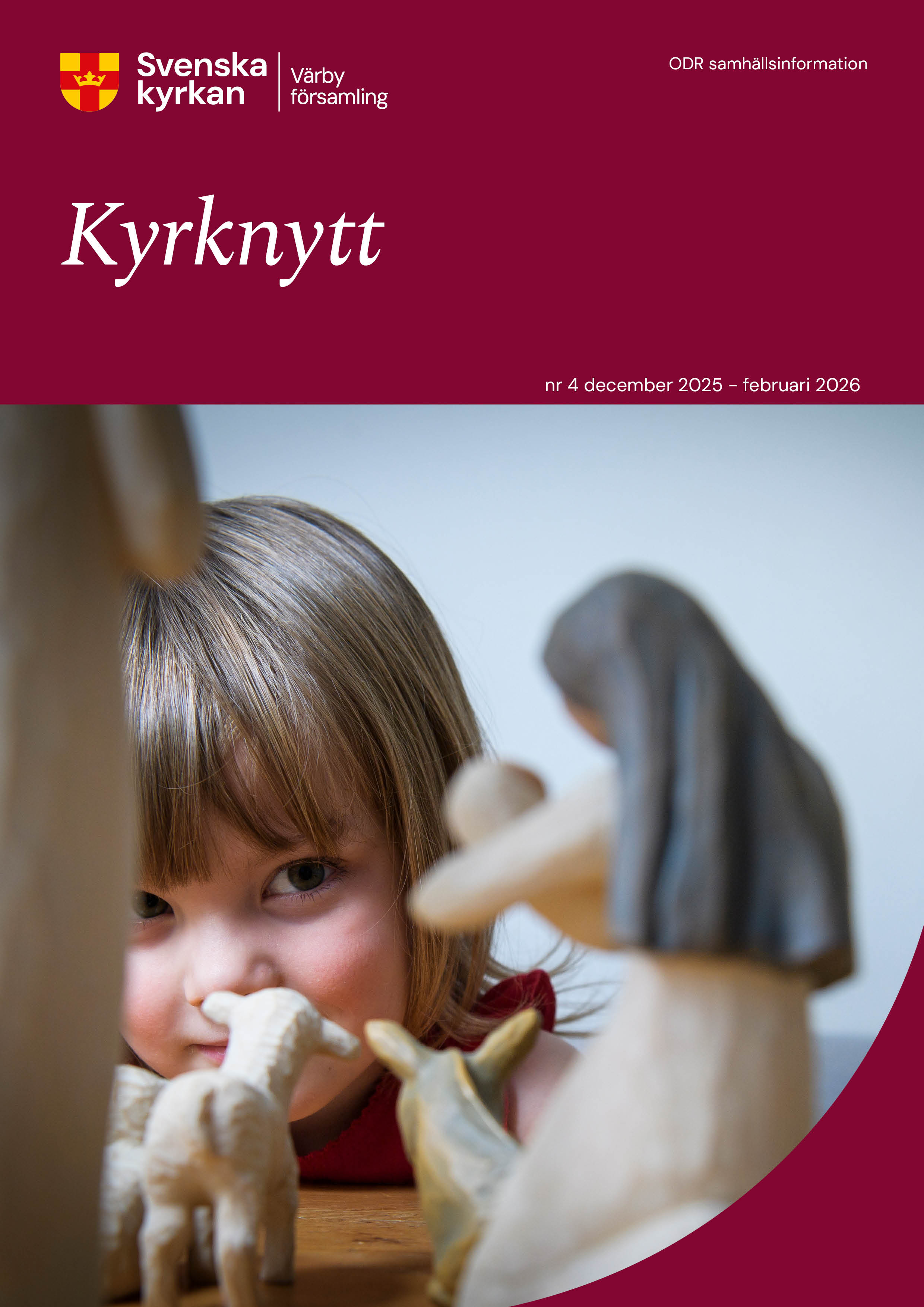 Framsida till församlingsblad där ett litet barn tittar på en julkrubba.
