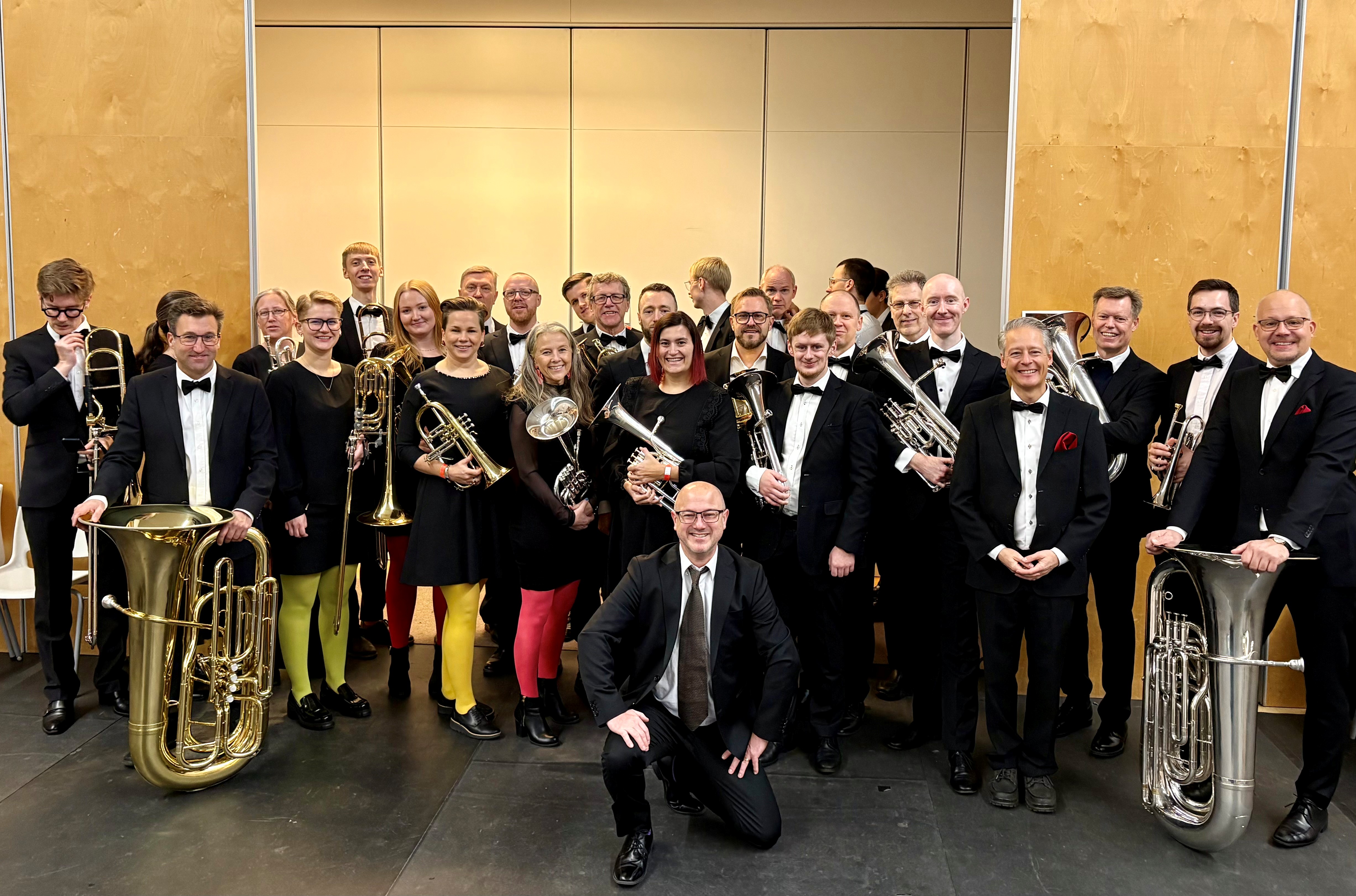 Människor som spelar olika instrument.