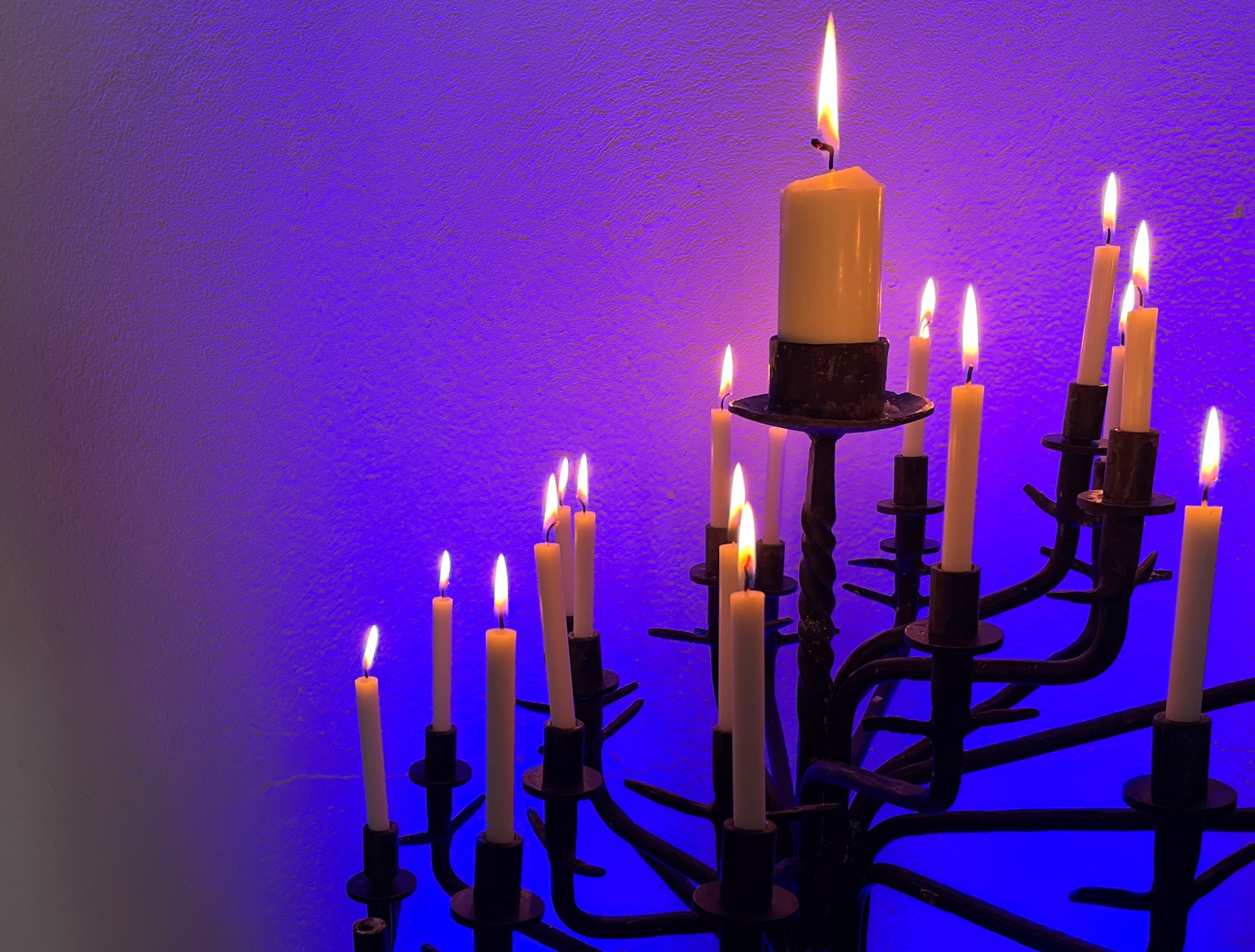 Ljusbärare med tända ljus.