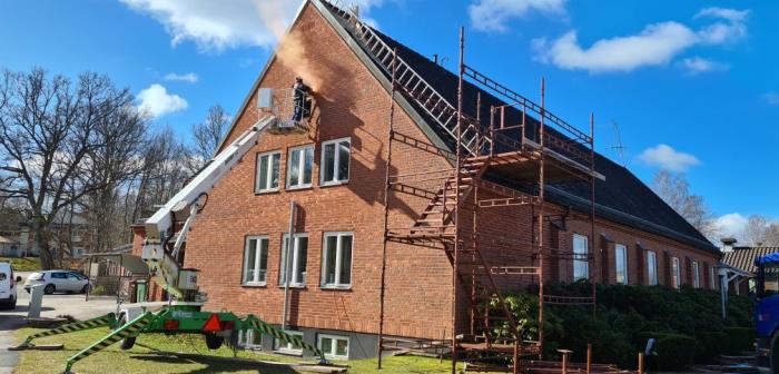 Om ni har tittat noga kanske ni har sett att det sker lite byggnadsarbete på taket av församlingshemmet. Det är delar av ventilationen som håller på att bytas ut.