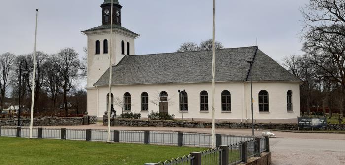 Ni har säkert märkt att flera träd vid kyrkan utmed Storgatan har tagits ned. Detta är en del i den trädvårdsplan vi följer och på grund av att de började bli väldigt sjuka och dåliga. Nya träd kommer att planteras framöver.