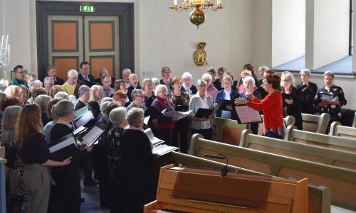 Äntligen får vi börja sjunga igen!
Vi har ju fortfarande Coronan hängade över oss så alla övningar är flyttade till respektive kyrka. Är du 70+ eller tillhör någon riskgrupp bör du avvakta tills Folkhälsomyndigheten meddelar sådana förändringar av riktlinjerna rörande pandemin.