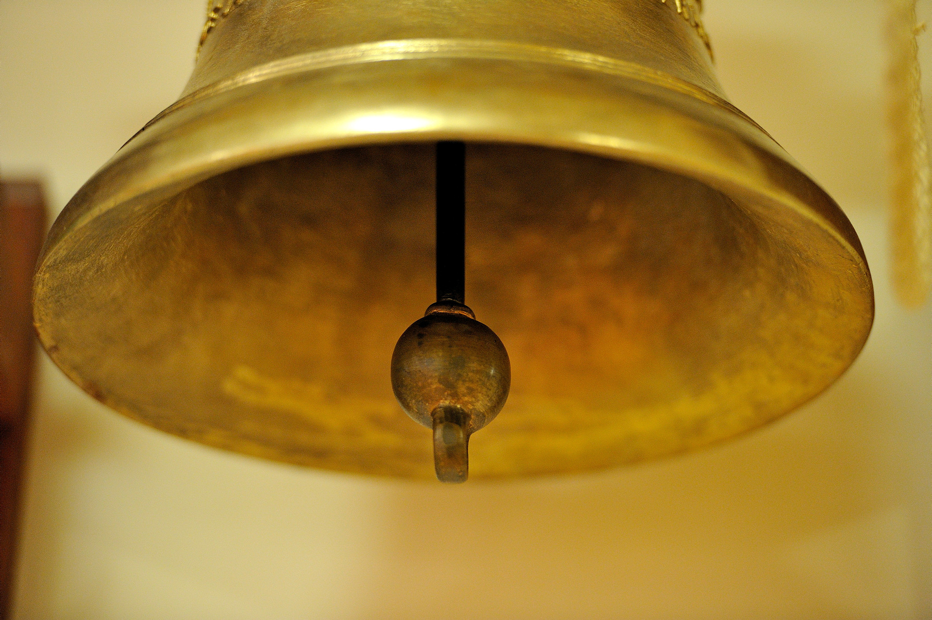 En kyrkklocka i mässing.