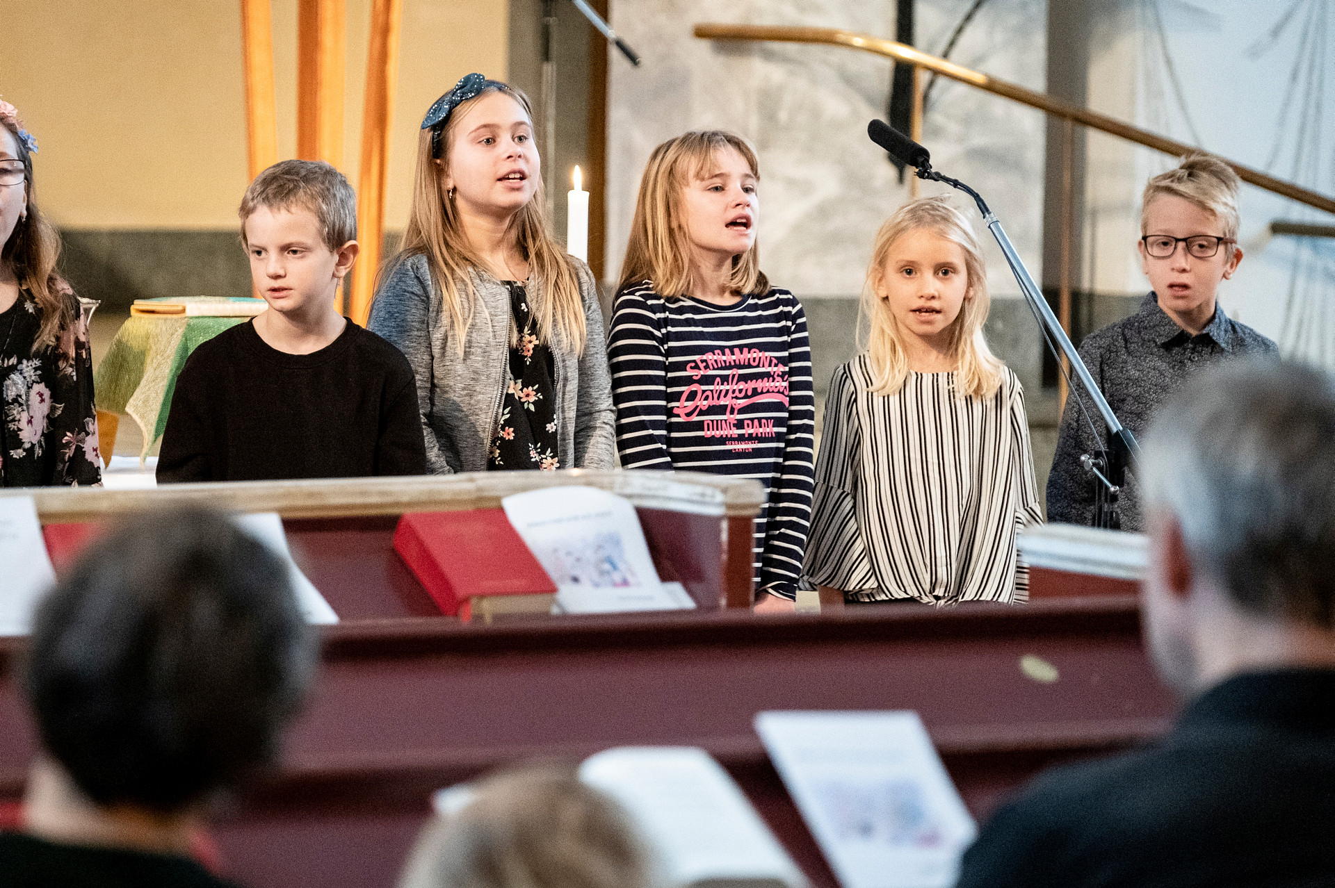 Lapsikuoro laulaa kirkossa.