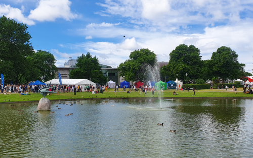 Almedalsparken med dammen längst fram.