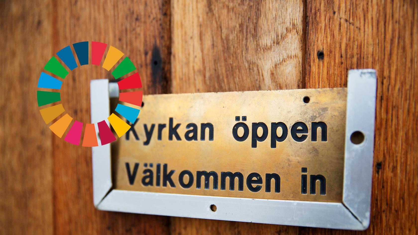 På en dörr sitter en skylt med texten Kyrkan öppen välkommen in. Till vänster syns loggan för Agenda 2030.