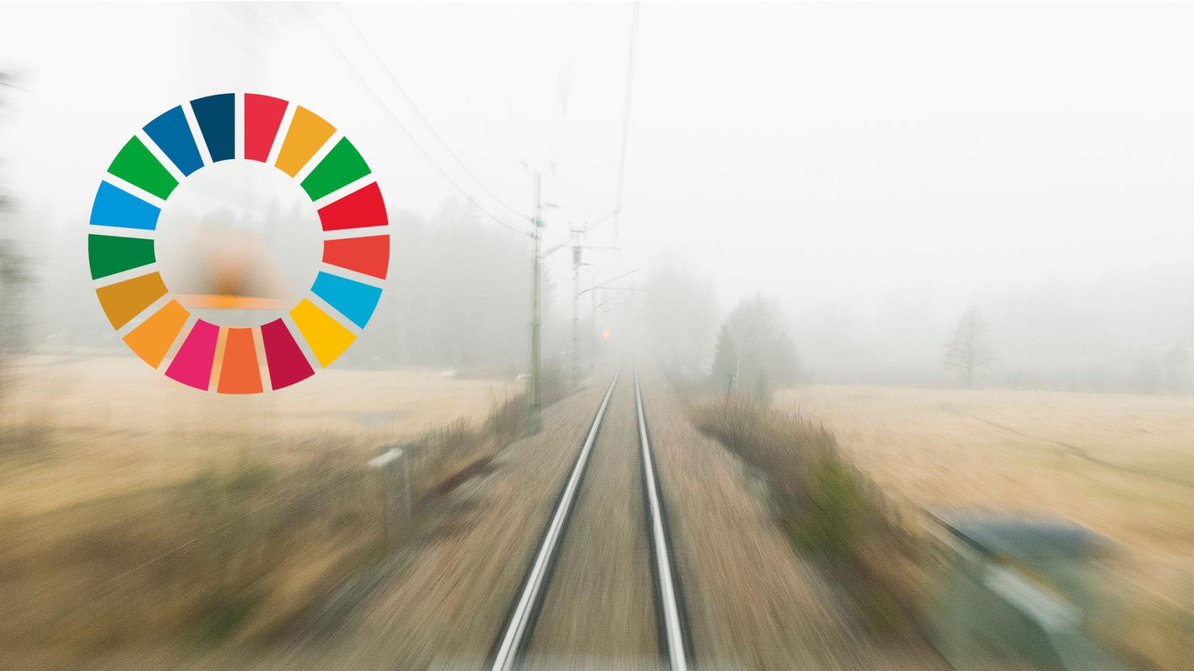 Tågräls. Till vänster syns loggan för Agenda 2030.