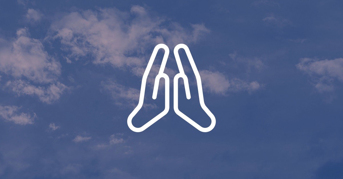 Två illustrerade händer som möts för bön, med en blå himmel i bakgrunden..