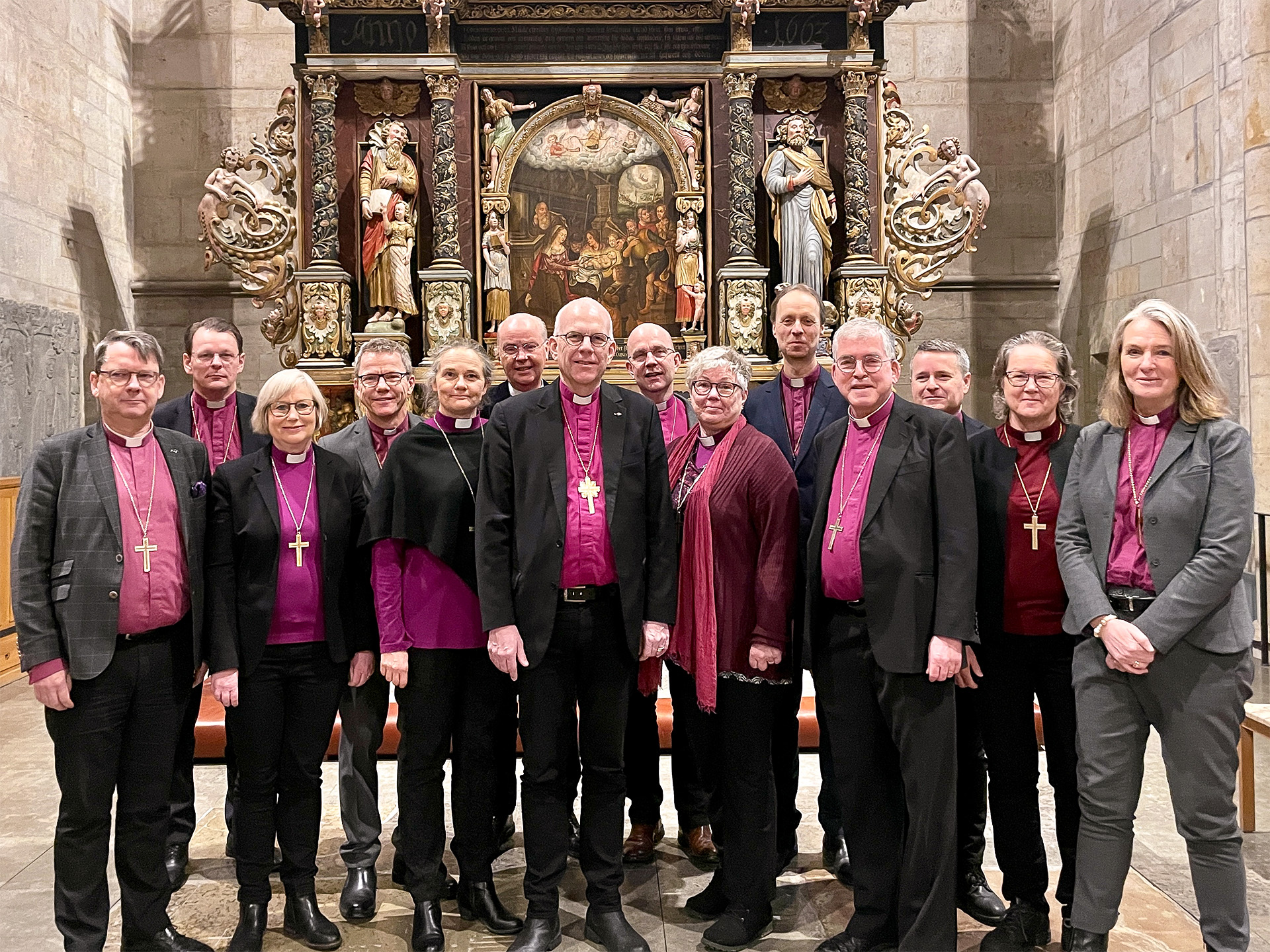 En gruppbild med alla biskopar, klädda i lila biskopsskjorta och vardagskläder.