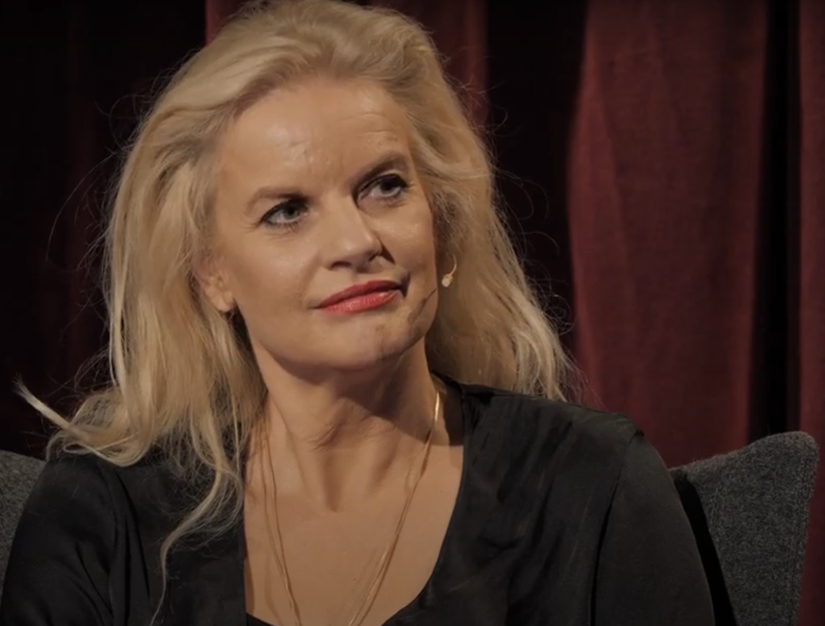 Christine Falkenland tittar åt höger på Se människan scenen