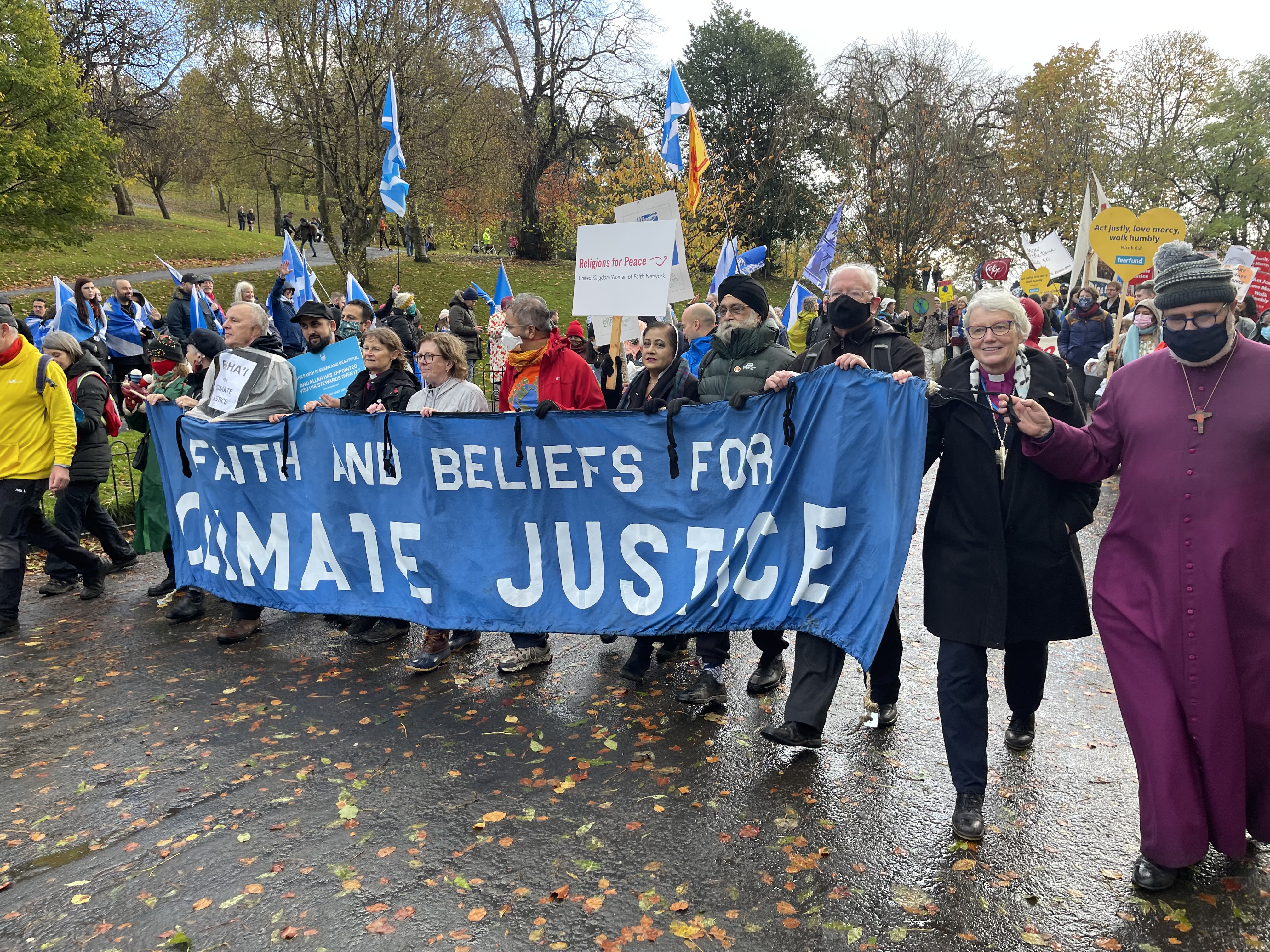 Ett demonstrationståg för klimatet en regnig höstdag.