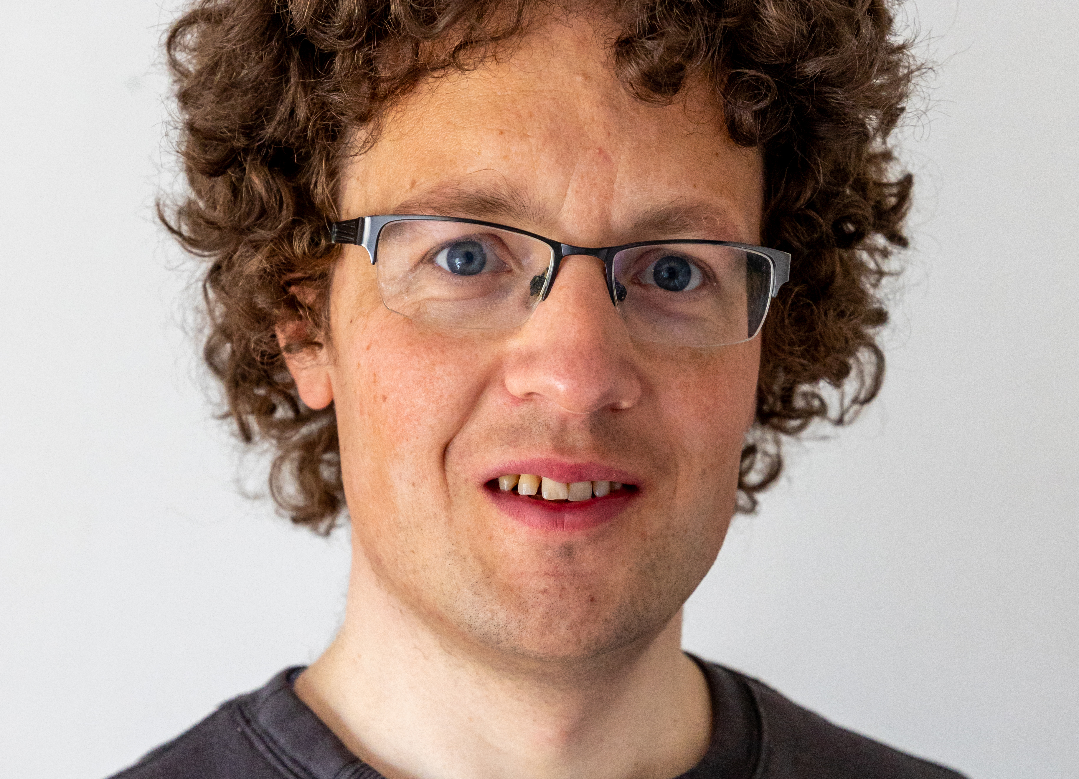 Porträtt på David Larsson som får Samiska rådets kulturpris 2021.