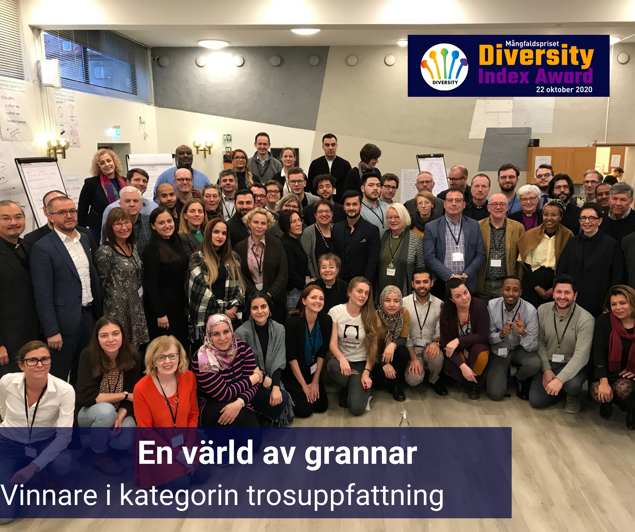 Ett 40-tal människor poserar i grupp framför kameran.