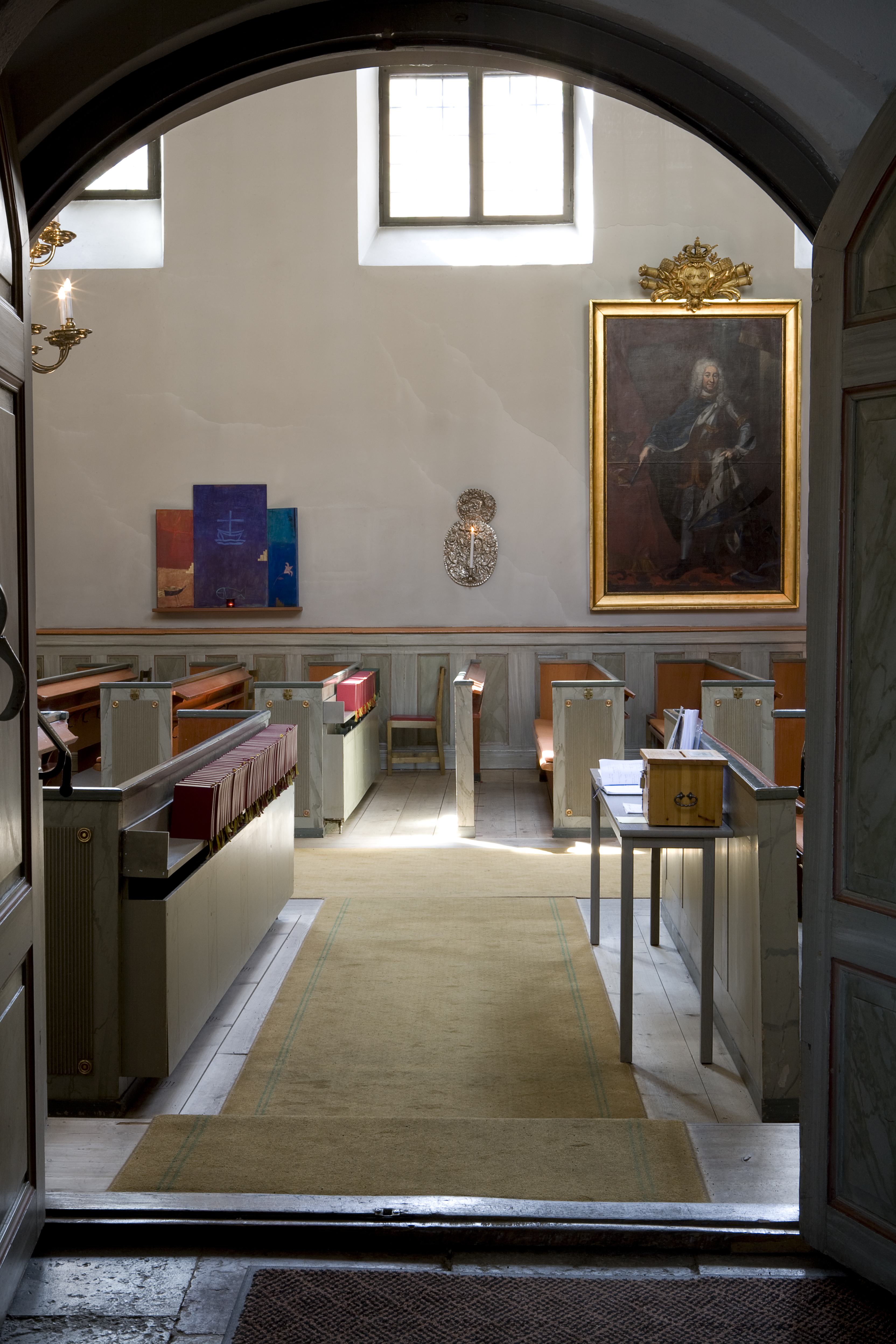 Kirkon sisäänkäynti auringon valossa.