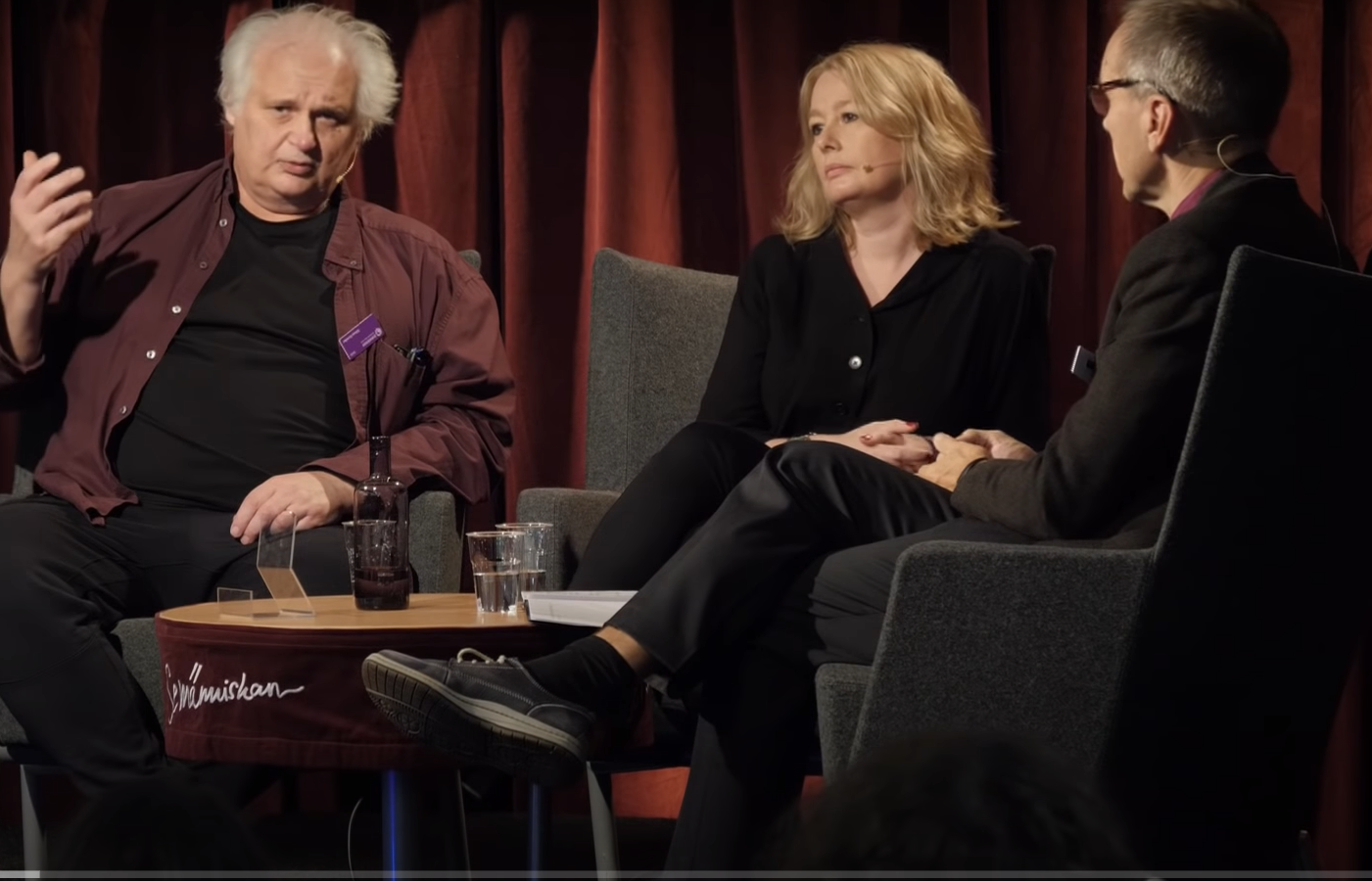 Se människan-scenen på Bokmässan. På scenen sitter Göran Greider och Åsa Linderborg.