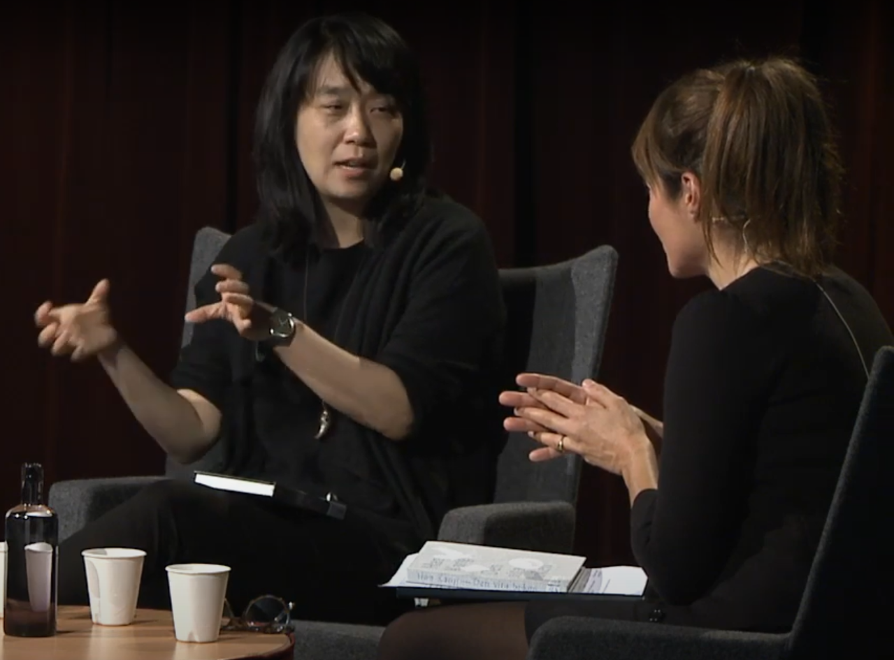 Två kvinnor samtalar på scen