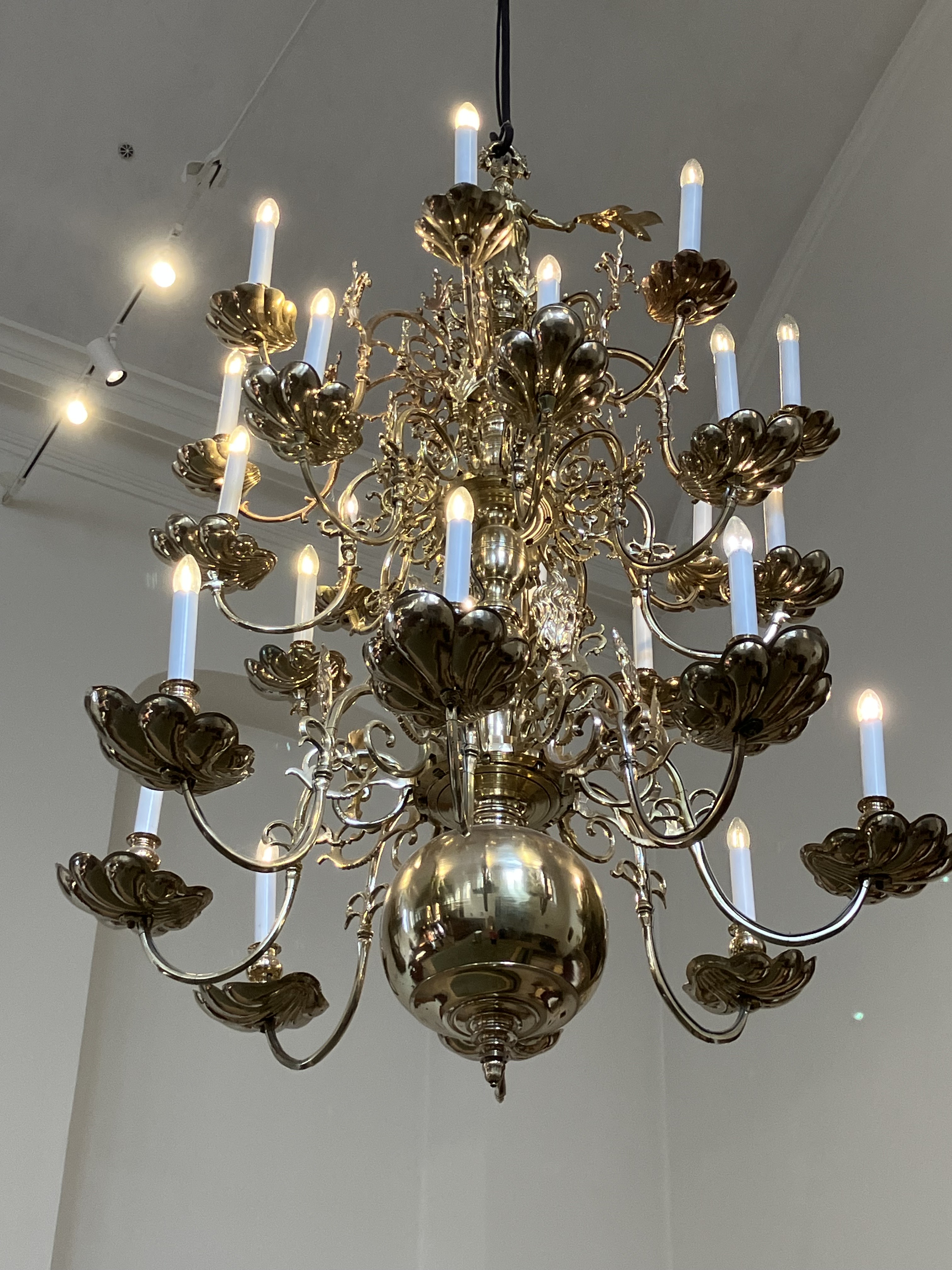 Kuparinen kattokruunu roikkuu kirkon katosta.