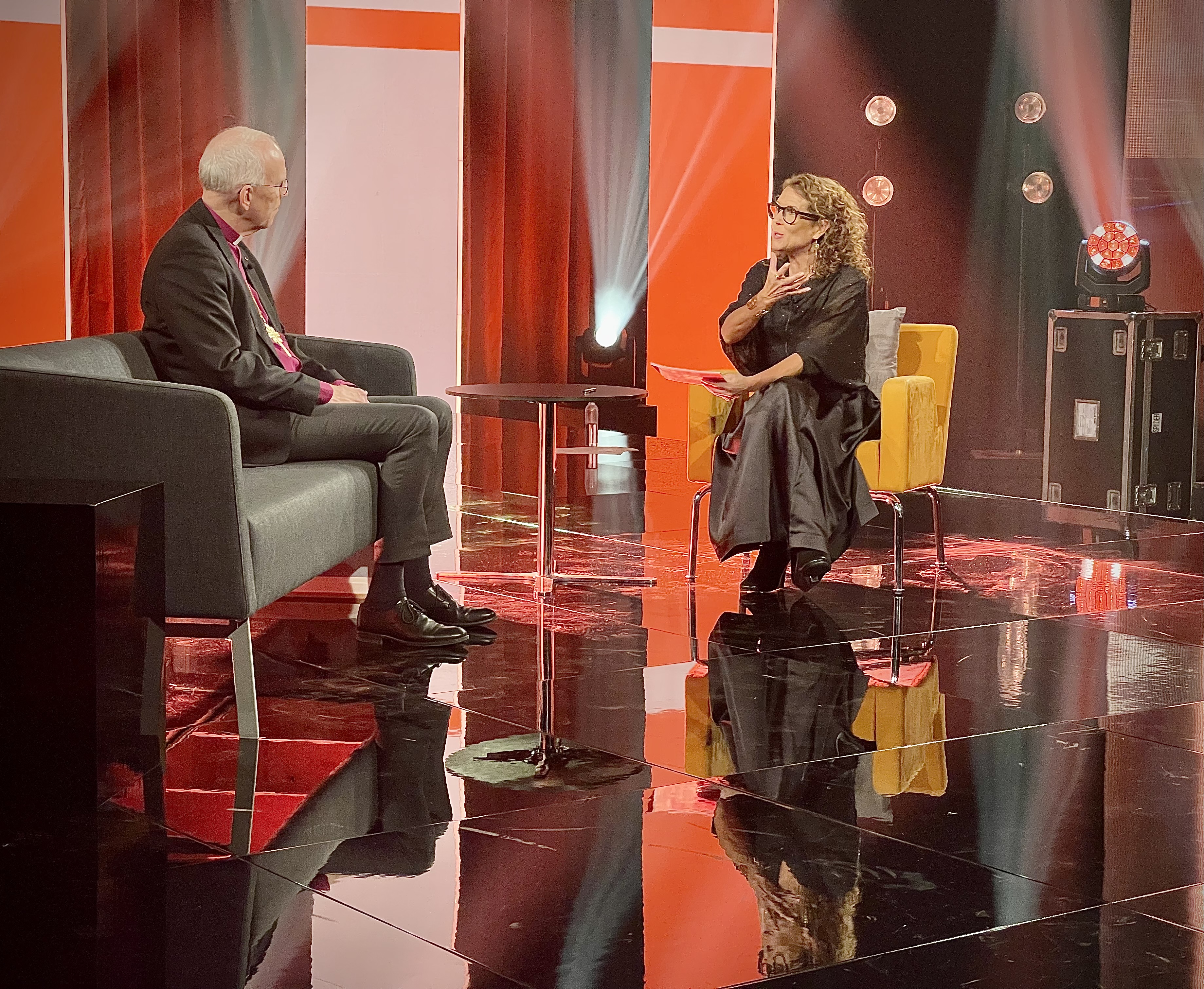 Ärkebiskop Martin Modéus sitter i en soffa i en TV-studio och intervjuas av en programledare.