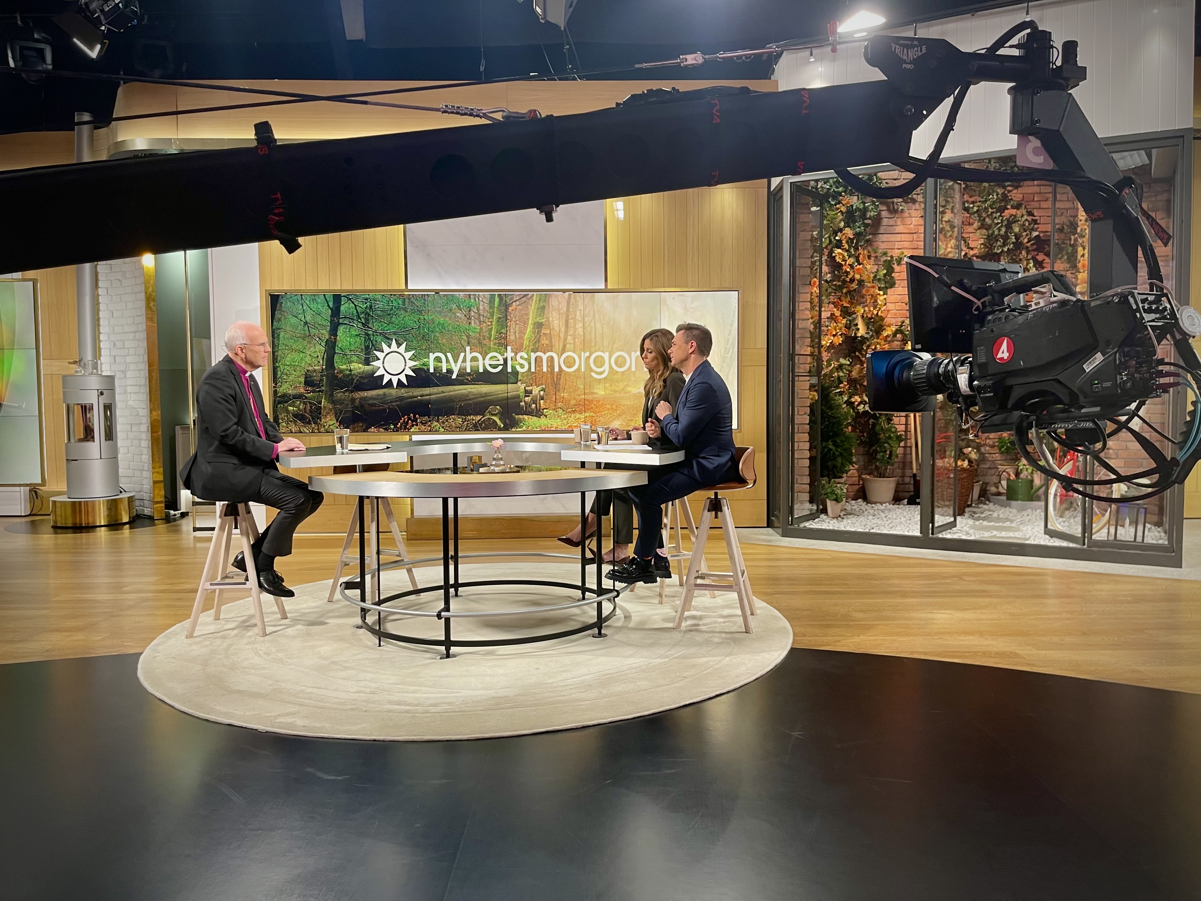 Ärkebiskop Martin Modéus intervjuas i en tv-studio.