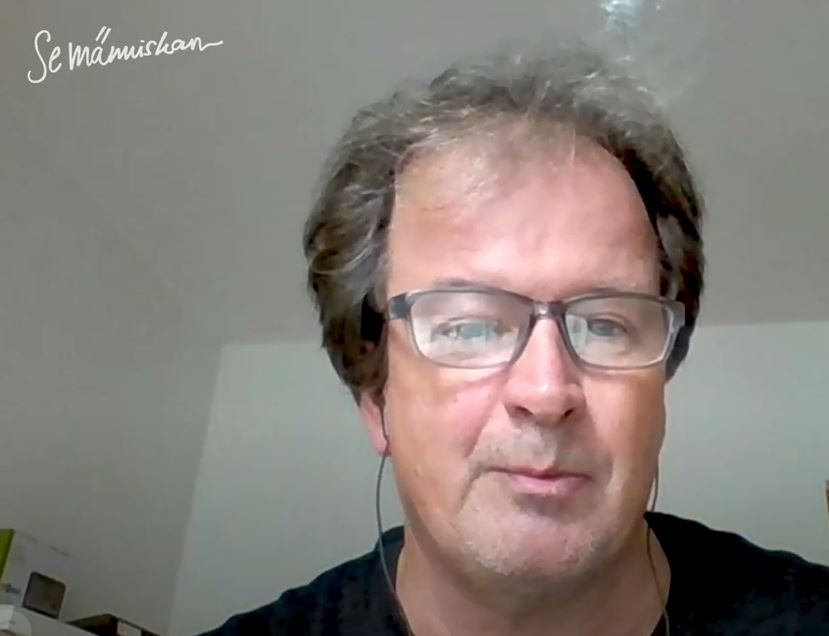 Ett mansansikte som syns på skärmen i en videokonferens.