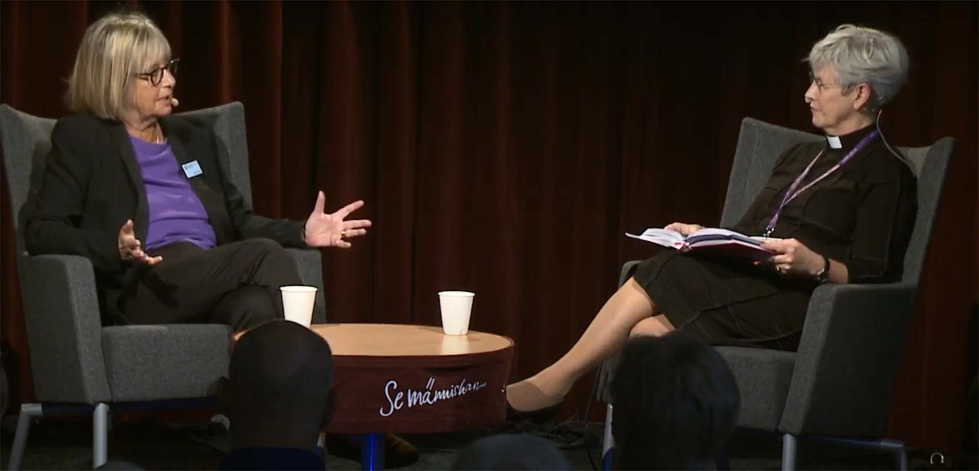 Lisbeth Larsson i samtal med Cristina Grenholm.