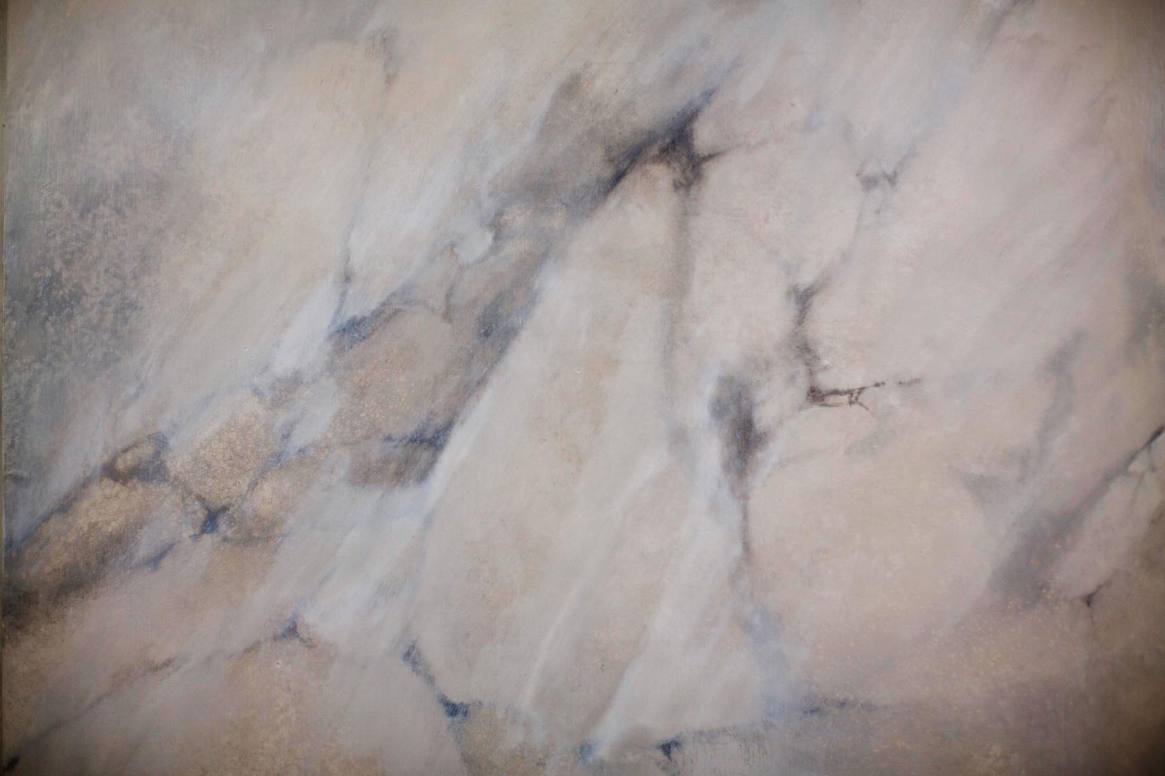 Träinredning som målats så att den ser ut som marmor.