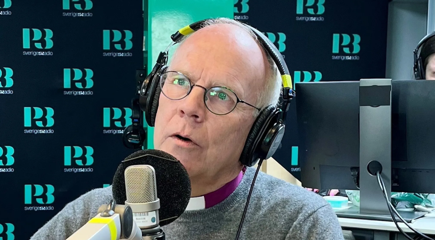Ärkebiskop Martin Modéus sitter i en studio och pratar i en radiomick.
