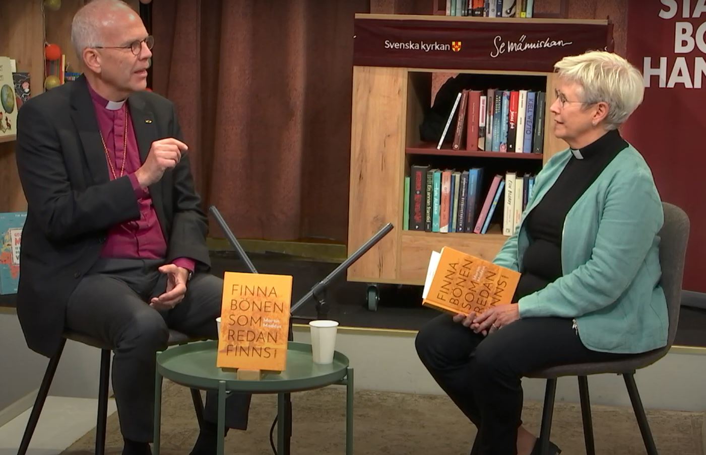 Man sitter mittemot en kvinna och samtalar.