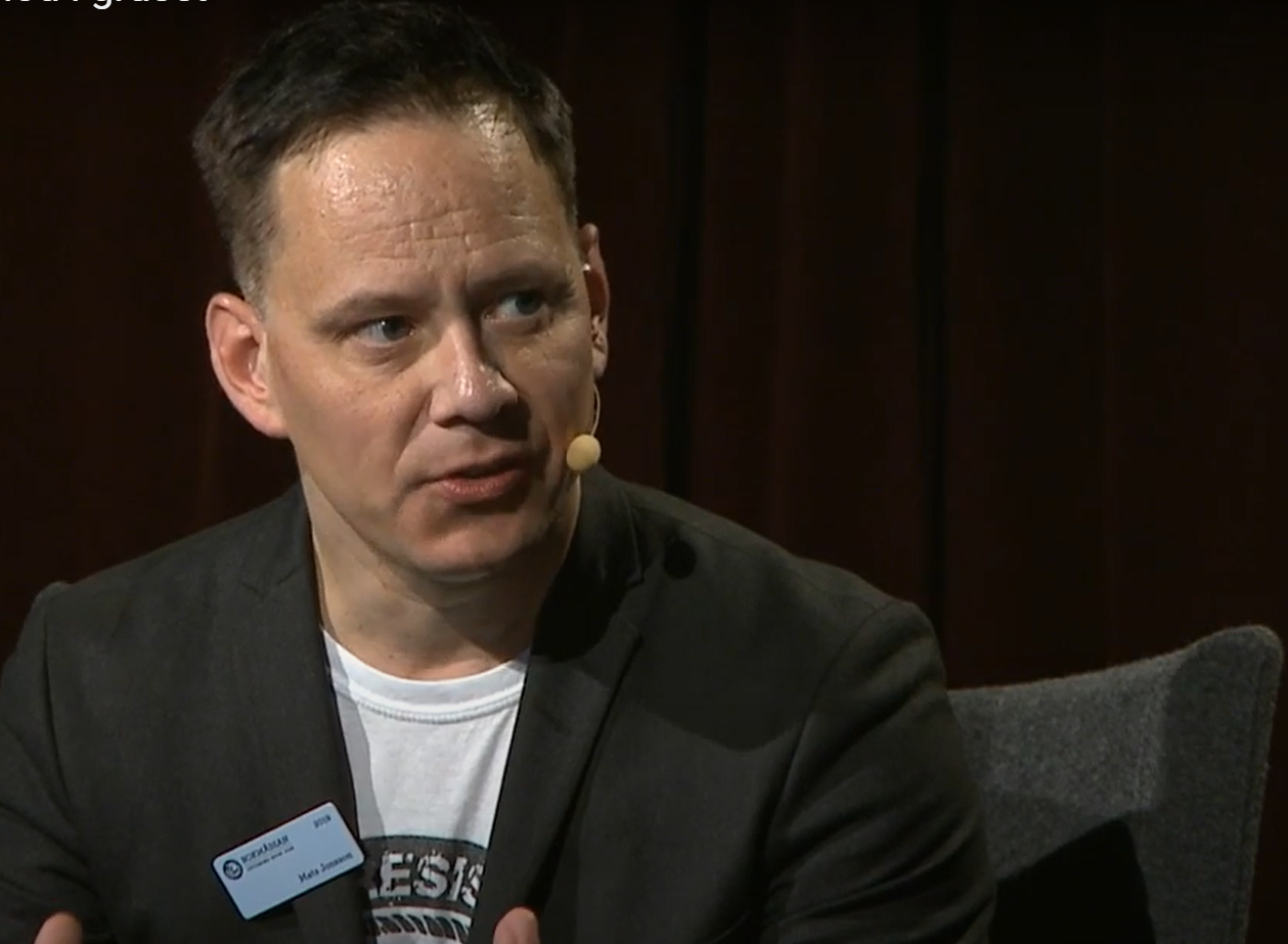 Man pratar med headset-mikrofon i huvudet